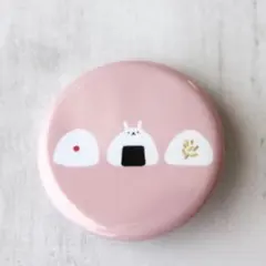 【おにうさにぎり缶バッジ】おにぎりモチーフ　オリジナルイラスト　ゆるかわいい雑貨