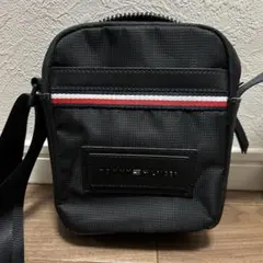 TOMMY HILFIGER ブラックショルダーバッグ