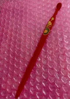 赤い装飾付きかんざし