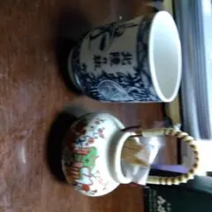 青い絵柄の陶器製湯飲み