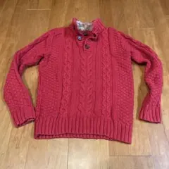 赤いケーブル編みハイネックセーター