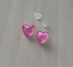 ハート型ピンクアクリルピアス