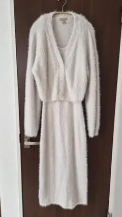 クリスマスのH&Mのふわふわニット素材のロングドレスとカーディガンのセット。