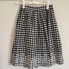 ギンガムチェック柄　スカート　刺繍