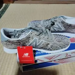 新品 New Balance 420 パイソン柄 スニーカーのサムネイル