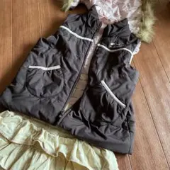 メゾピアノのコーデュロイスカートとポンポネットのダウンベスト