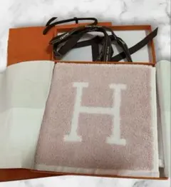 新品タグ付き！HERMESエルメス　上品なタオルハンカチ　ピンク、ホワイト