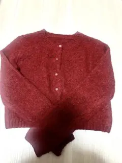 赤い長袖カーディガン