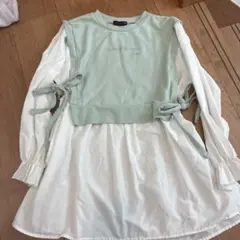 ミントグリーンとホワイトの長袖トップス