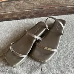 GUCCI メタリックグレー サンダル　シンプル　フラットソール