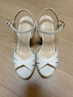 POOL SIDEホワイト ストラップ付きウェッジサンダル