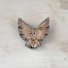 フクロウブラザーズ次男〈ブラウン〉ビーズ刺繍ブローチ　魔法　匿名配送