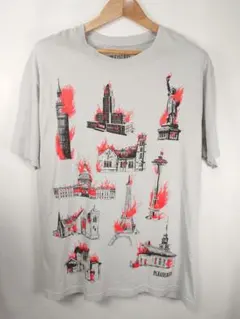 PLEASURES 火災 世界遺産 観光地 グラフィック Tシャツ グレー Lのサムネイル