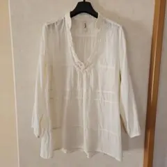 オフホワイト Vネック シャツ レース装飾ハミルトンエッセンス