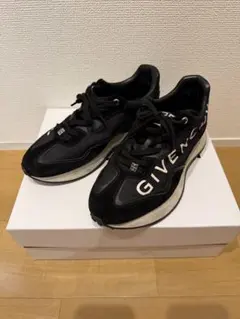 GIVENCHY スニーカーのサムネイル