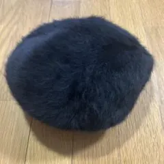 黒いファーのベレー帽