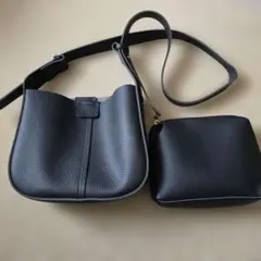 ブラックレザー風ショルダーバッグとポーチセット