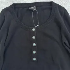 【新品未使用タグ付き】VICKY ビッキー ターコイズ調ボタン付き黒ニットのサムネイル