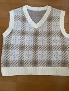 アイボリーとブラウンのチェック柄ニットベスト