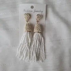 ホワイトビーズタッセルピアス
