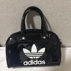 adidas 黒 ショルダーバッグ 光沢仕上げ