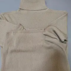 ベージュ タートルネック セーター