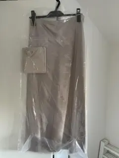 ユニクロ　膝丈　サテンスカート