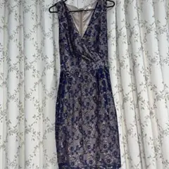 花柄のレースが付いた青と金のドレス