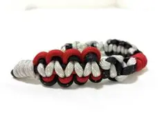 パラコード　スマホストラップ　バッグチャーム　黒　赤　シルバー　マクラメ