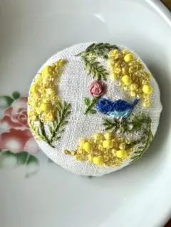 ハンドメイド刺繍ブローチミモザと青い鳥