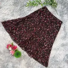 ✨esche✨サイズ42(XL) フレアスカート 黒地に花柄 ひざ丈のサムネイル