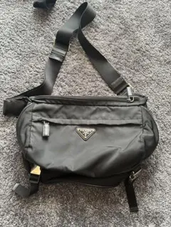 PRADA ブラック ボディバッグ