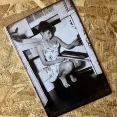 モノクロ女性ポートレート写真