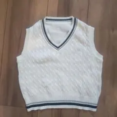 ケーブル編みホワイトVネックベビーベスト