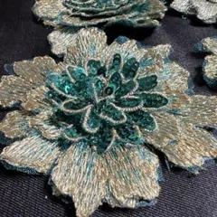 金糸&みどり　キラキラ立体的な花モチーフ　ハンドメイド　手芸　約7cm x8cm