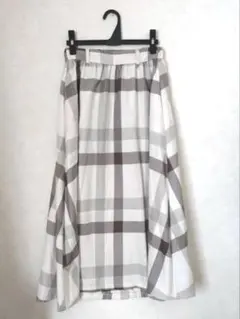 アフリカタロウAfricataro ロングスカート チェック柄　白　グレージュのサムネイル