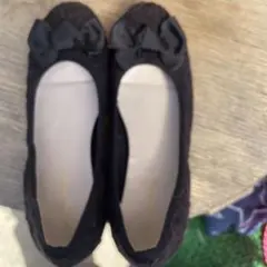 リボン付き黒シューズ