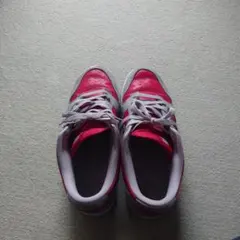 赤、グレー、ナイキスニーカー