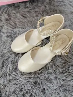 ホワイト フォーマルシューズ パールストラップ付き