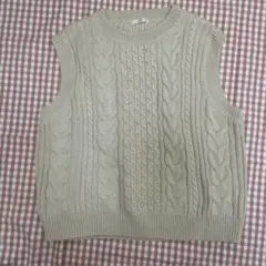 ベージュ ケーブルニット ノースリーブベスト