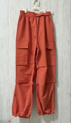 オレンジ カーゴパンツ