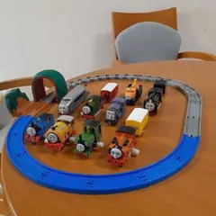 カプセルプラレール　レール1周　トーマスガチャ　ニア　ヒロ　ビル　ルーク