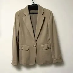 ベージュ テーラードジャケット ゴールドボタン