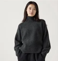 ダークグレー スフレヤーンハイネックセーター