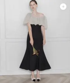 オフショルダー黒ドレス フリル付き