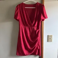 赤の短袖ラップドレス
