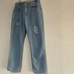 レディース　ライトブルー ストレートデニム ダメージ加工　汚れあり