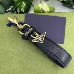 PRADA サフィアーノ 三角プレート キーリング キーホルダー 063225