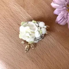 ハンドメイド　ビーズ　刺繍　花　ブローチ