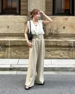 Thevon.（ゼヴォン）ベルト付きハイウエストタックパンツ グレージュ TM